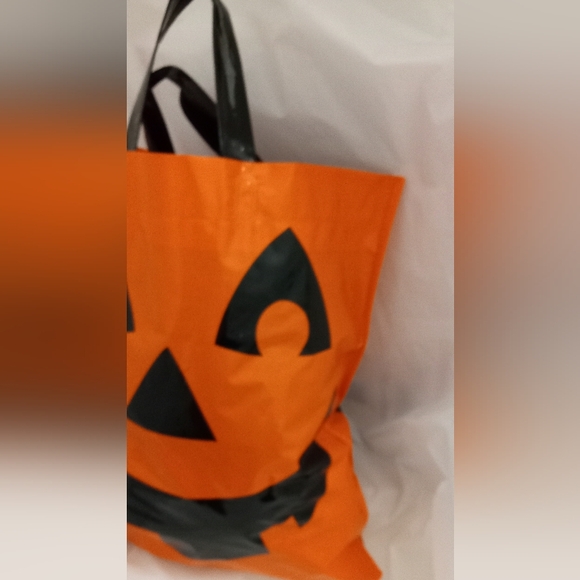 Changing Face Jack-O'-Lantern Plastic Trick-or-Treat Bag-Size 14" x 15.5" - Picture 5 of 10
